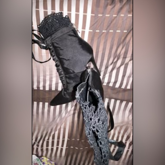 Cape Robbin Mini-3 Bootie BLACK
Women – Black

Brand new 

Size 8 - Picture 2 of 7